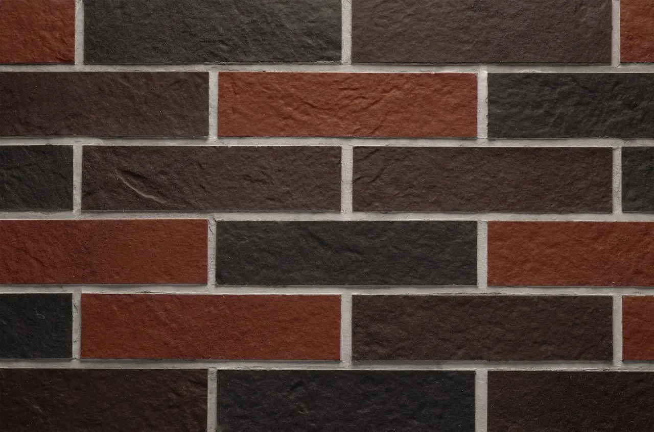 Three-colour masonry BRmix 07/09/10: terracotta, chocolate and anthracite modules with light joints