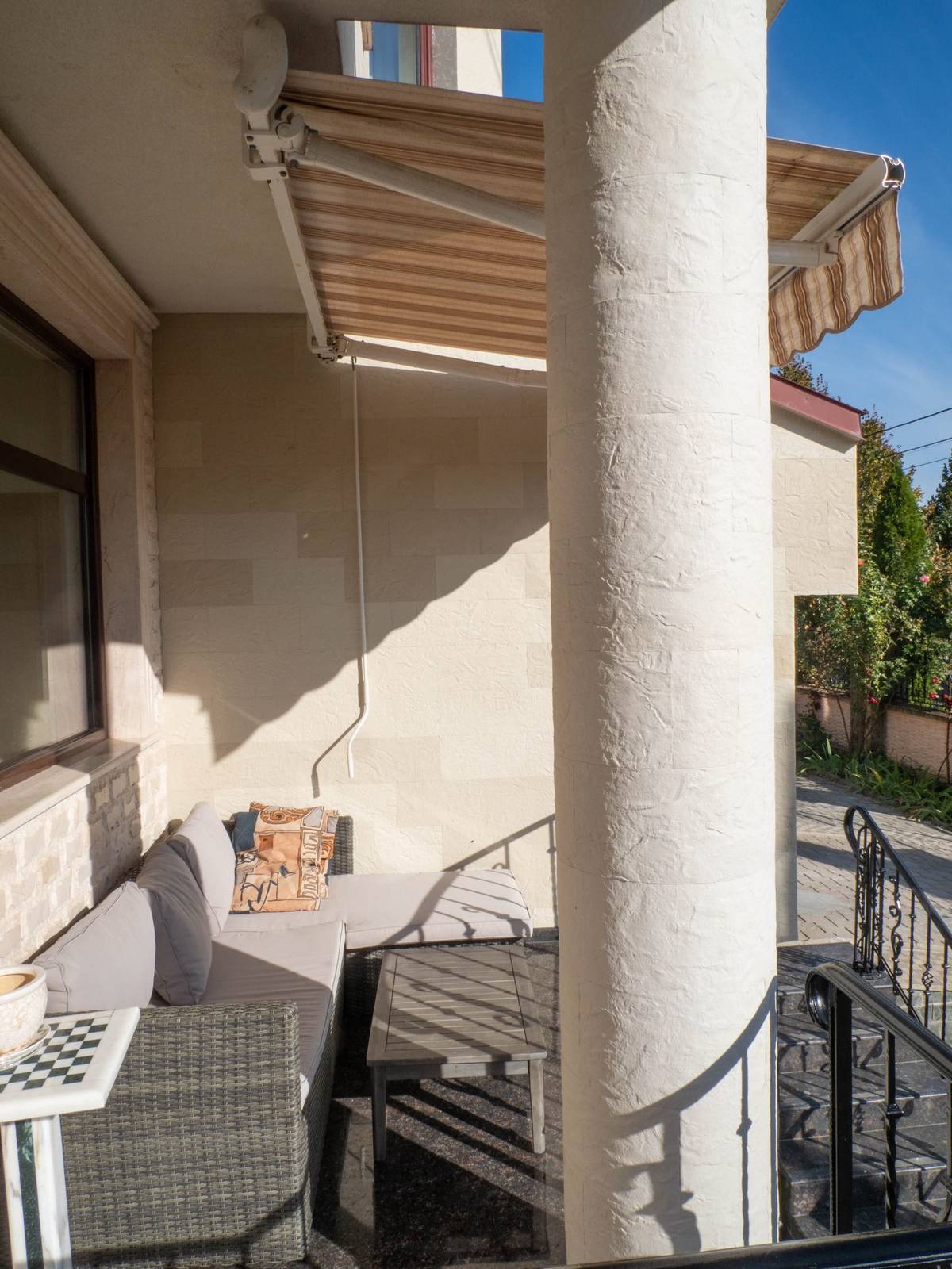 Round terrace column wrapped in flexible stone with joints following the radius