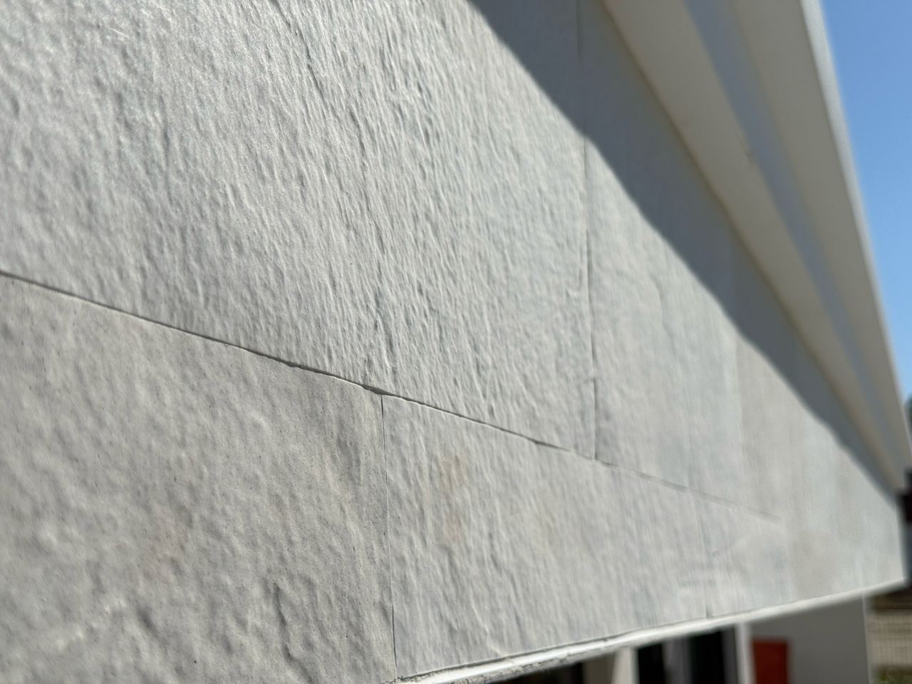 Corner detail: the fine texture of Mont Blanc flexible stone on two faces