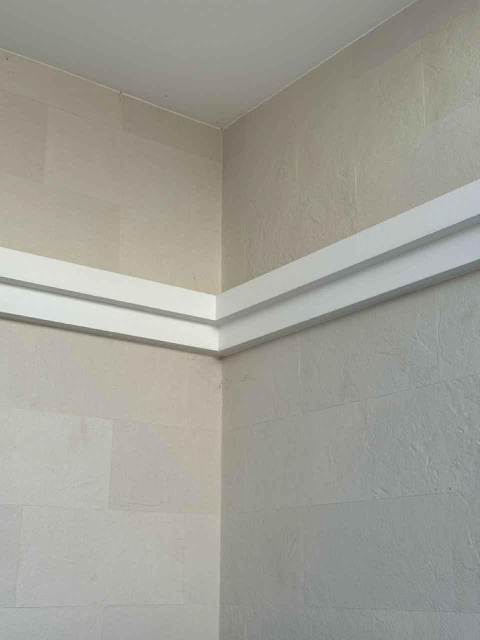 Inner corner with a white band at mid-height, flexible stone on both faces