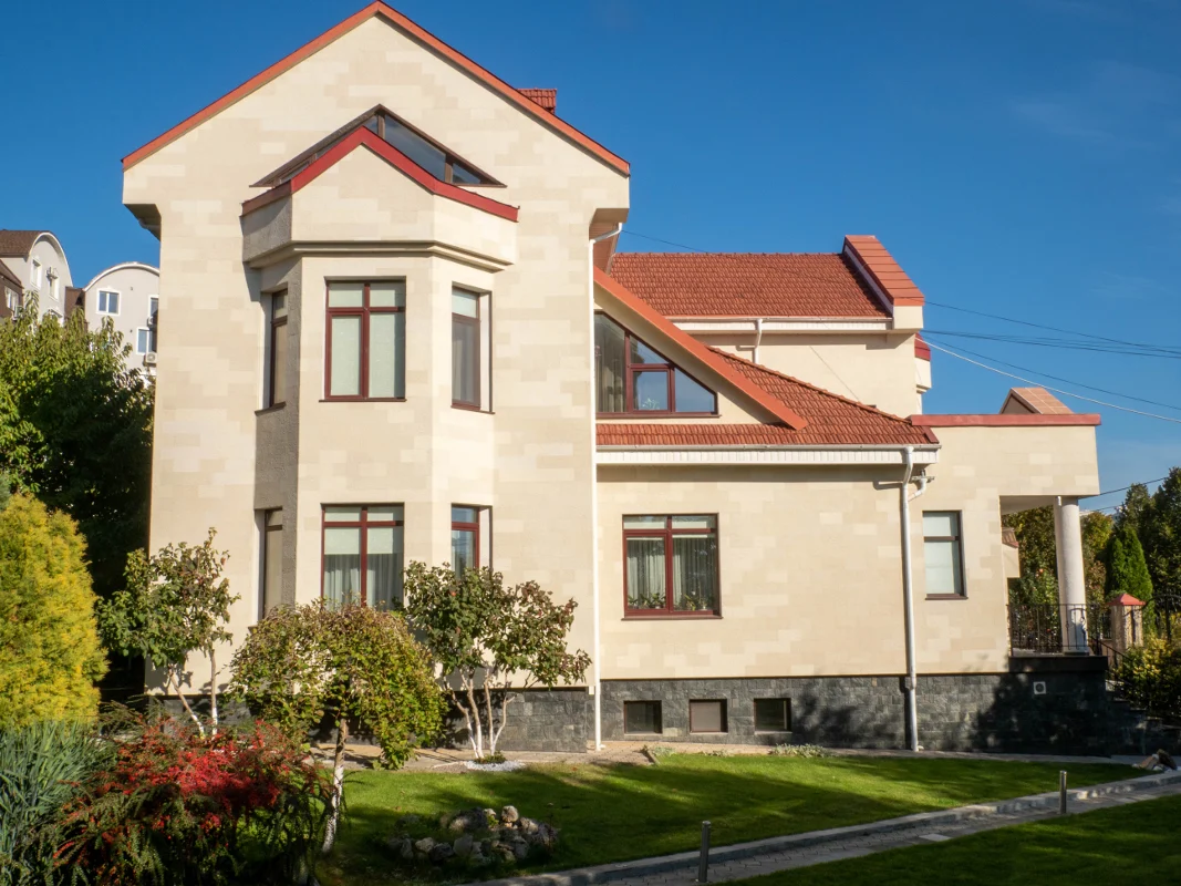 Flexible stone on a private house with round columns