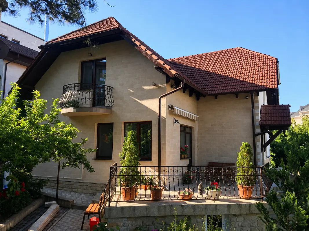 Flexible stone on a private house