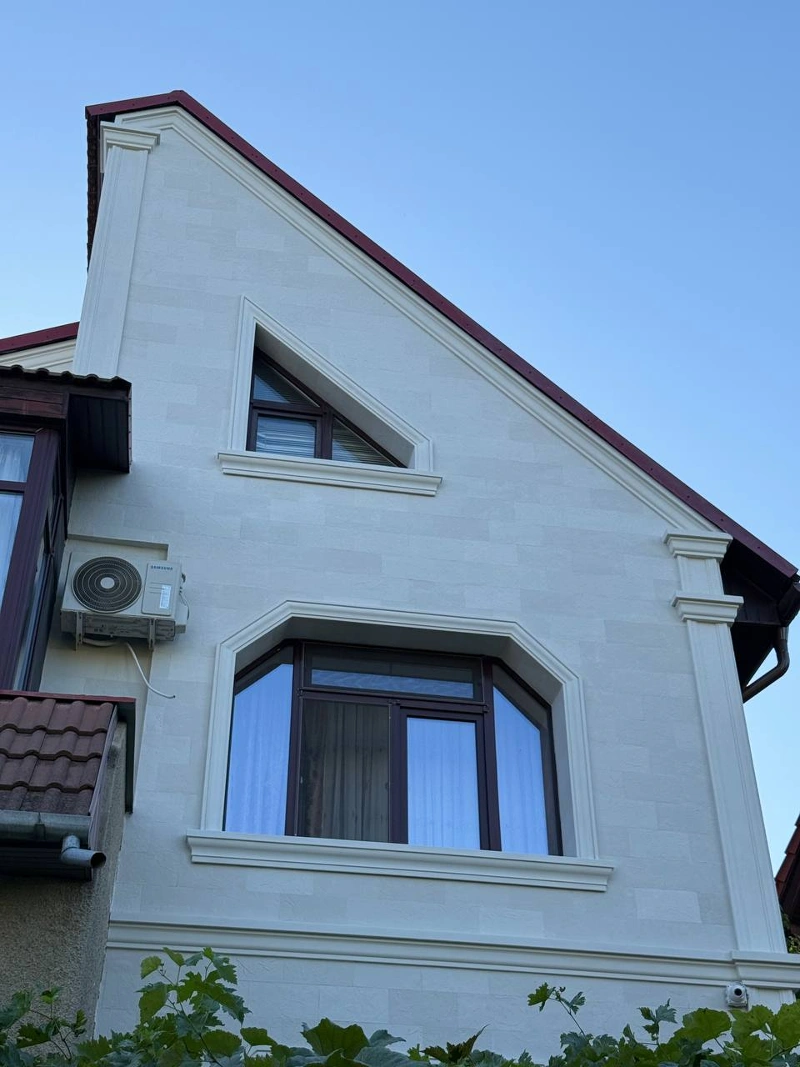 Flexible stone tiles for façades — house in Primaverii